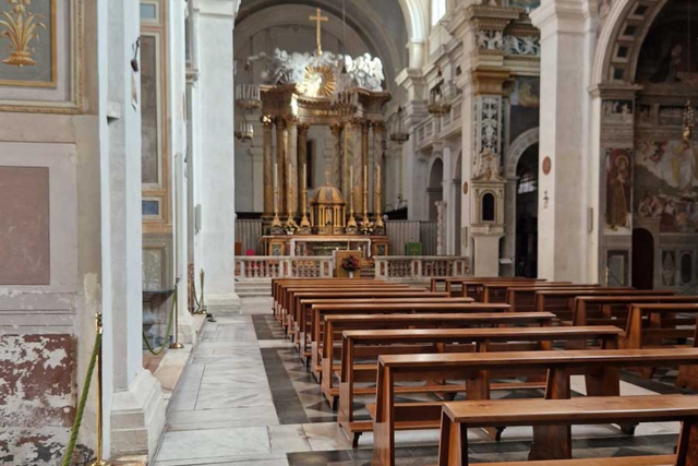 Innenbereich der Kirche Santissima Trinità dei Monti an der Spanischen Treppe von Rom