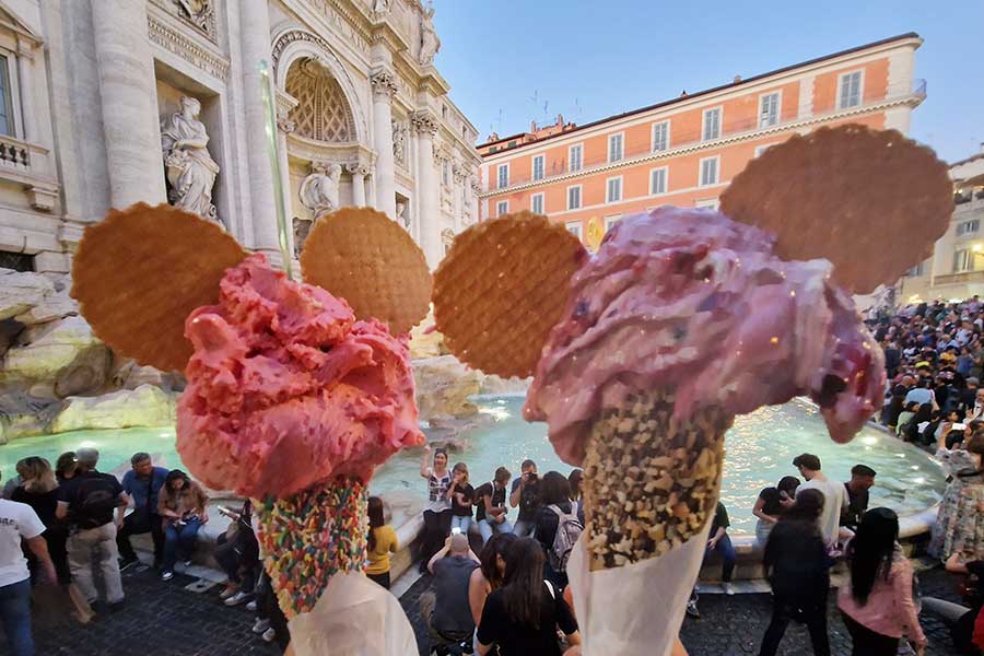 Italienisches Eis genießen an Roms Touristen-Hotspot Trevibrunen im Oktober