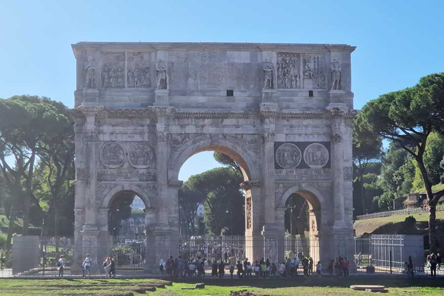 Konstantinsbogen dreitoriger Triumphbogen in Rom am Kolosseum