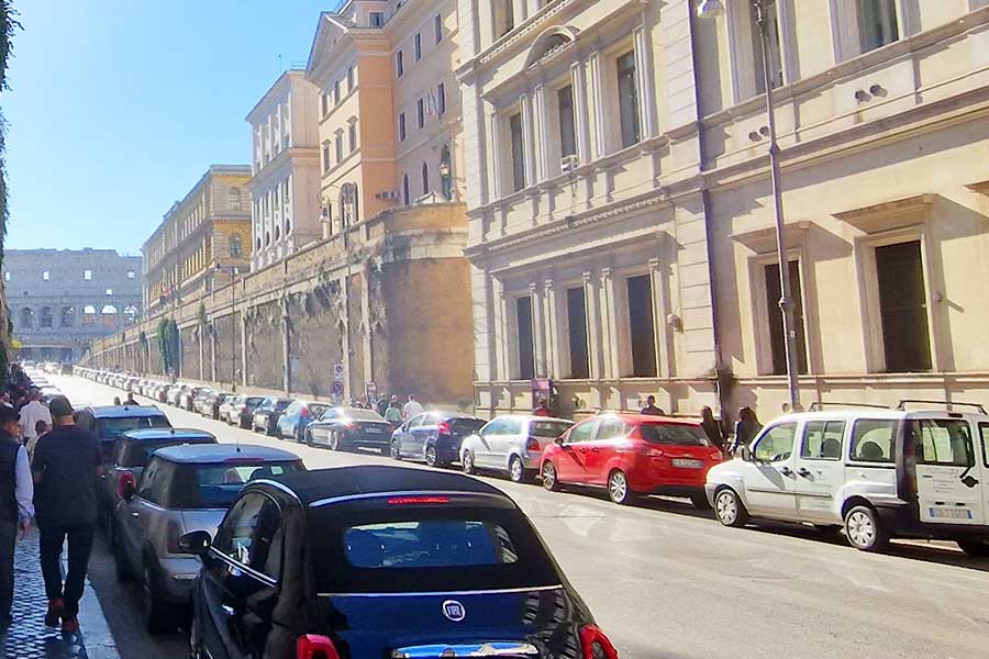 Parken mit dem Auto am Kolosseum in Rom