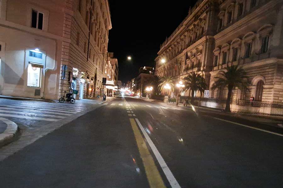 Roms Autostraßen bei Nacht