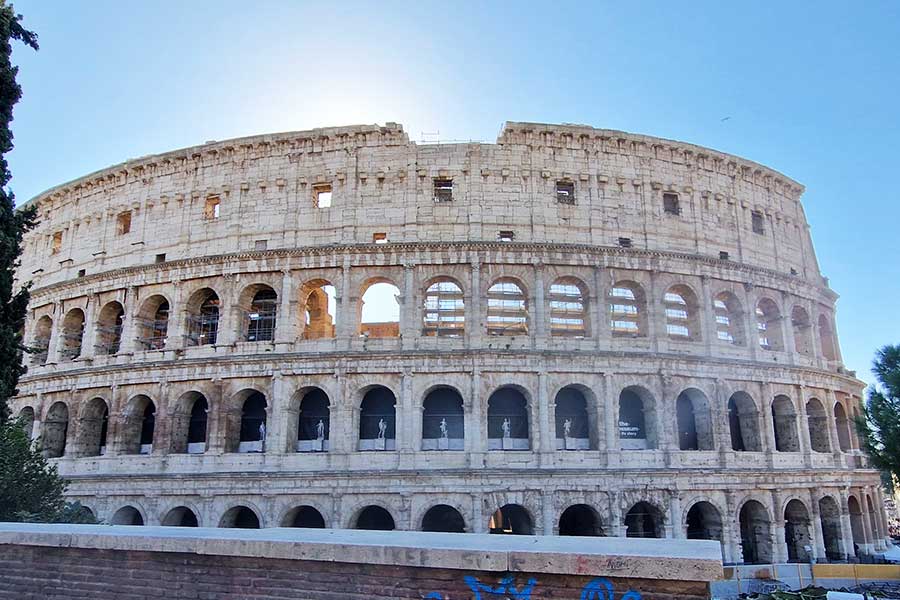 Roms Kolosseum von Außen – Städtreise Sehenswürdigkeiten in Italiens Hauptstadt