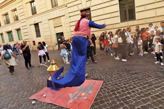 Schwebender Straßenkünstler in Rom