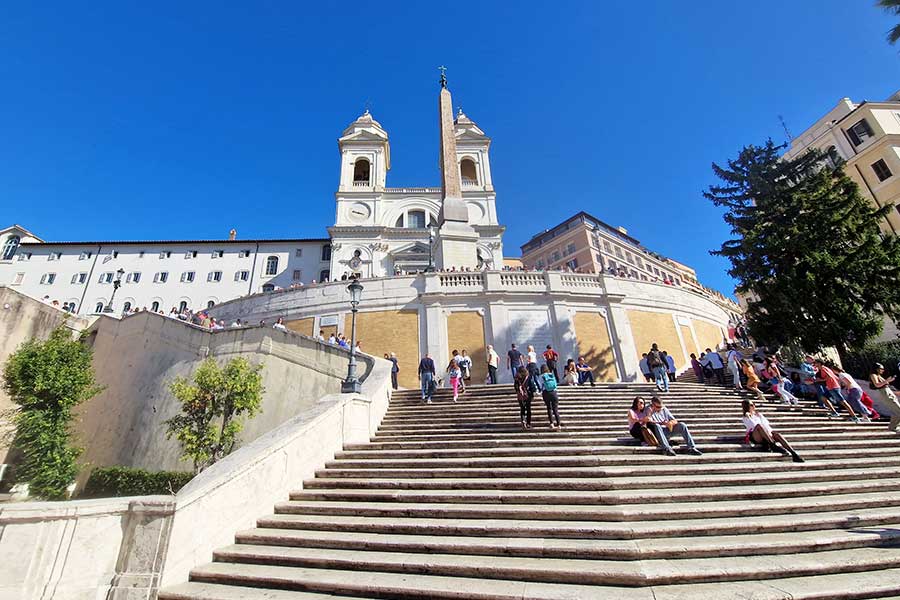 Sehenswürdigkeiten in Rom hier Spanische Treppe bei einer Städtereise im Oktober