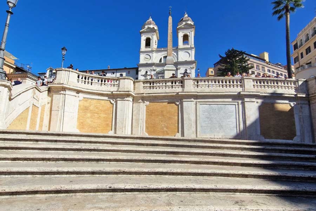 Spanische Treppe mit Blick auf die Kirche Santissima Trinità dei Monti Sehenswürdigkeiten Tipps Städtereise Rom