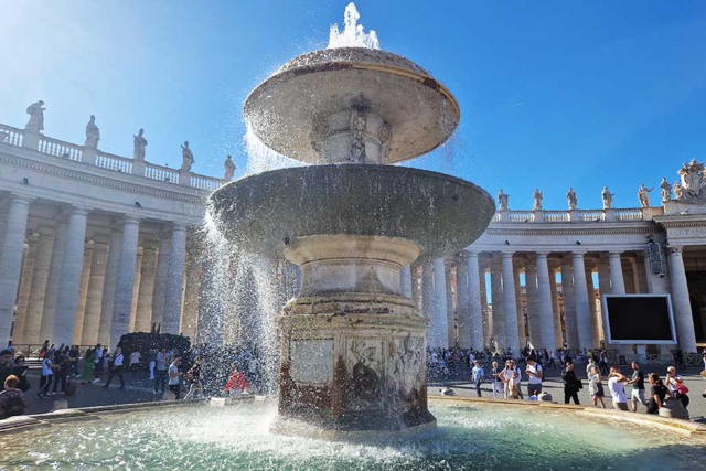 Vatikan Brunnen Piazza Barberini auf dem Petersplatz in Rom